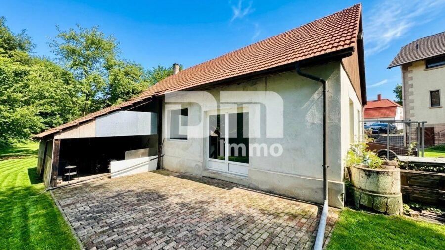 Vielseitige vermietete Gewerbeimmobilie/Werkstatt mit großem Freigelände - Rückansicht Bürogebäude / Terrasse